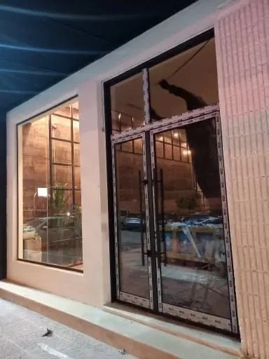 كيف أحمي زجاج الشاور من التكلس وبقع الماء الجافة في مناخ الرياض؟