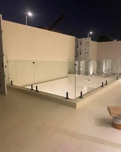 مقارنة شاملة لأنواع الزجاج المعماري: السيكوريت، اللامينيتد، والمزدوج