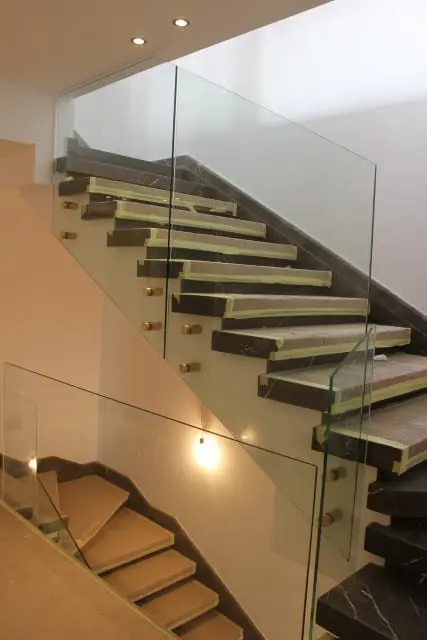 زجاج السيكوريت الاستركشر والمستمر (Curtain Wall) للمباني الإدارية