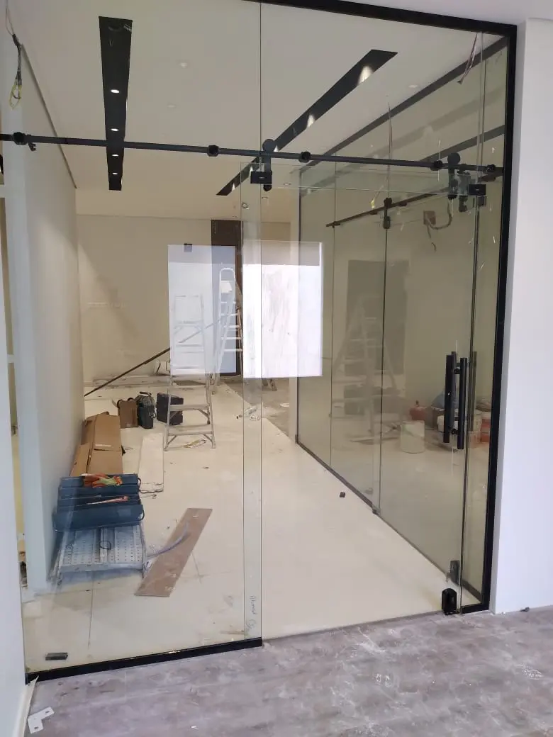 أبواب سيكوريت وواجهات زجاجية متحركة الرياض