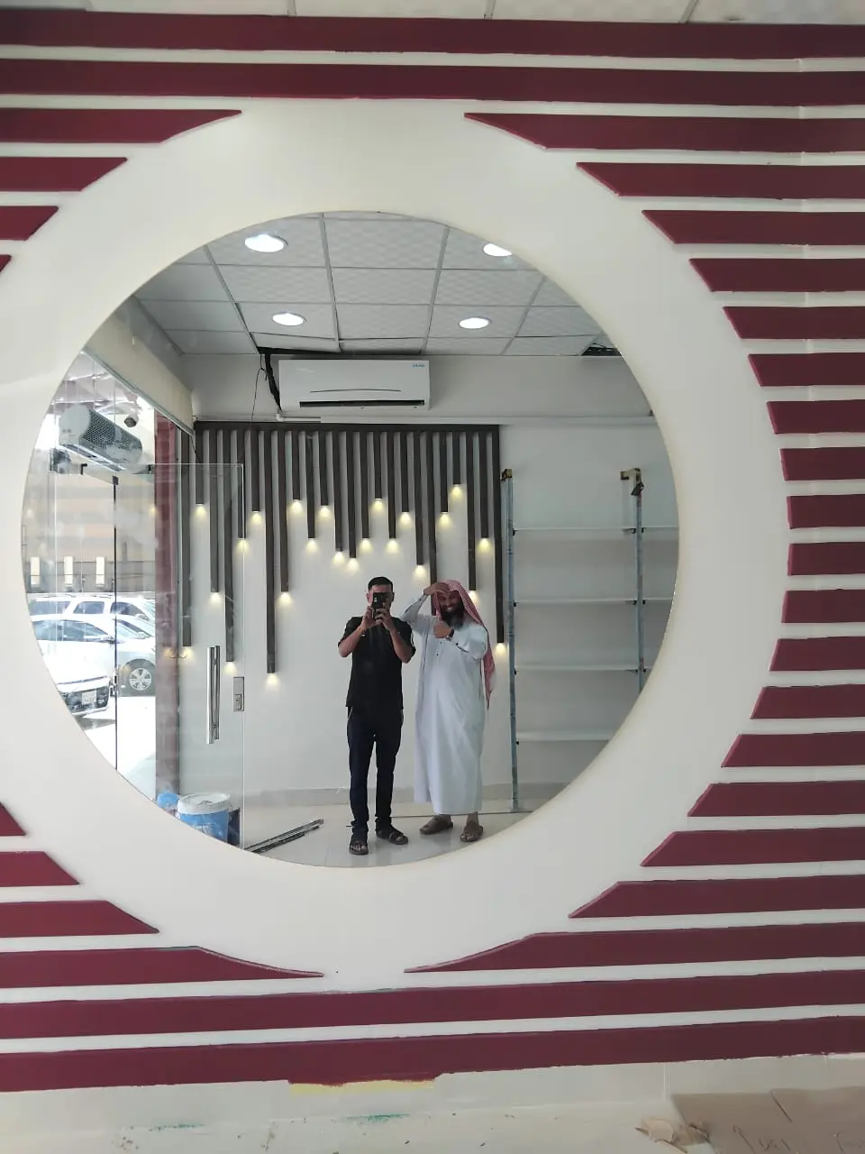 تكسيات المرايا الذهبية والبرونزية في المجالس الكبيرة والصالونات