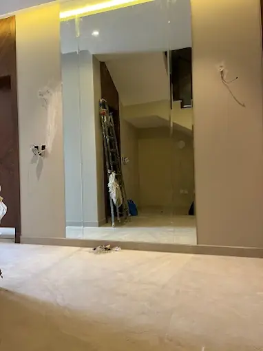 معايير السلامة والتثبيت المخفي (Concealed Hanging) للمرايا الثقيلة