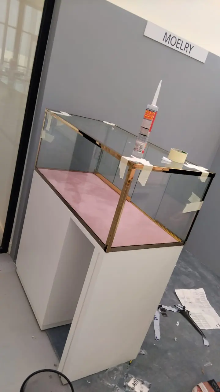 شاور واك-إن (Walk-in Shower): شروط التصميم الهندسي لمنع تسريب المياه