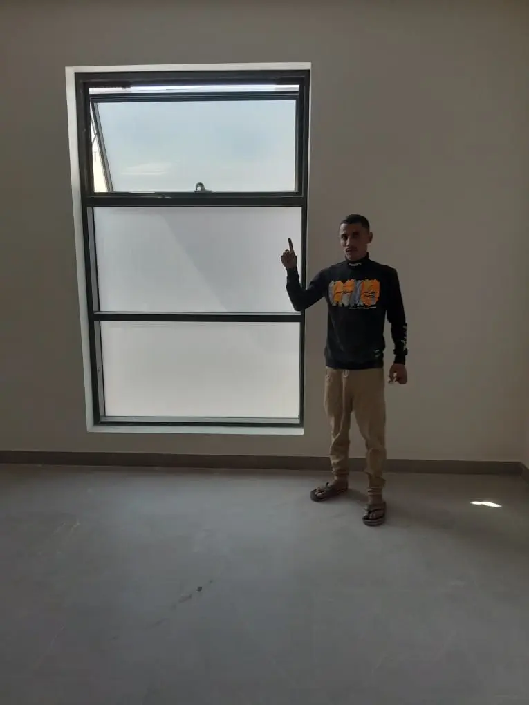 ما هي الماكينات الأرضية الإيطالية ولماذا يفضلها المهندسون للأبواب الزجاجية؟